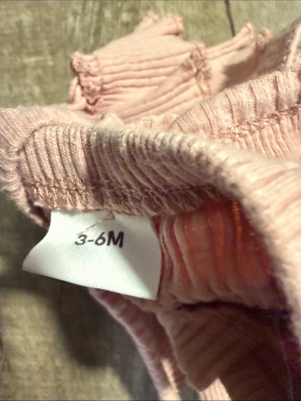 10/ $10 Girls Pink Ribbed Ruffle Romper 3-6 months - Picture 3 of 3